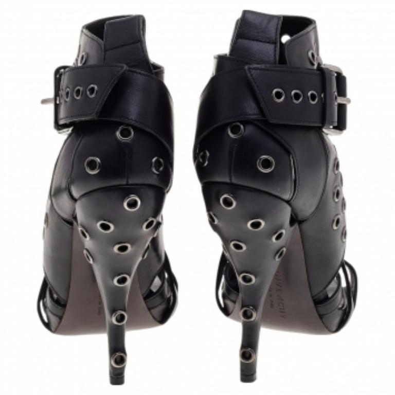 Nero Givenchy - Stivaletti con borchie in pelle nera Taglia 38 in vendita