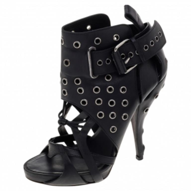 Givenchy - Stivaletti con borchie in pelle nera Taglia 38 In condizioni buone in vendita a Dubai, Al Qouz 2