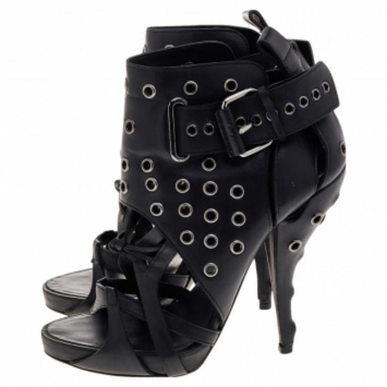 Givenchy - Stivaletti con borchie in pelle nera Taglia 38 in vendita 2