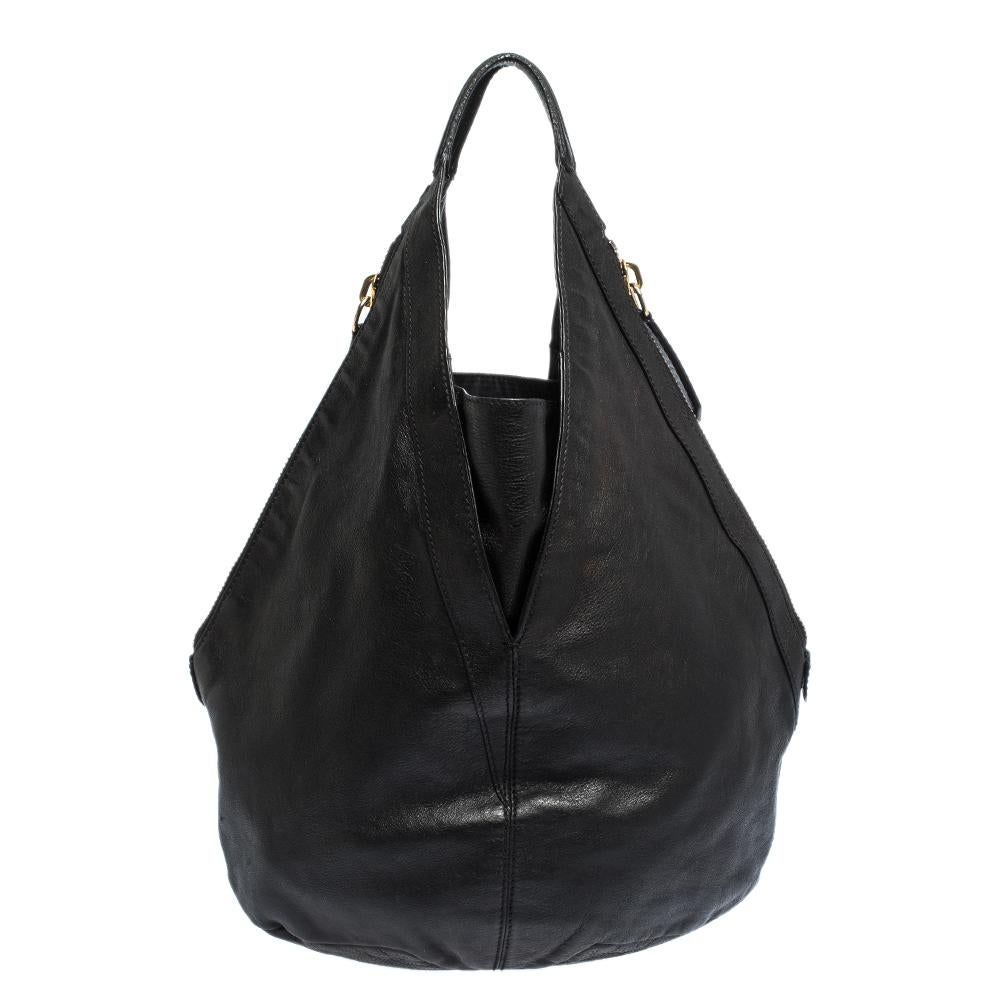 Diese Tihan-Ledertasche ist für den täglichen Gebrauch gedacht. Das geräumige Innere dieser wunderschönen Tasche ist mit Stoff gefüttert:: und der Hobo wird von einem einzigen Griff gehalten. Diese Hobo von Givenchy ist eine perfekte Mischung aus