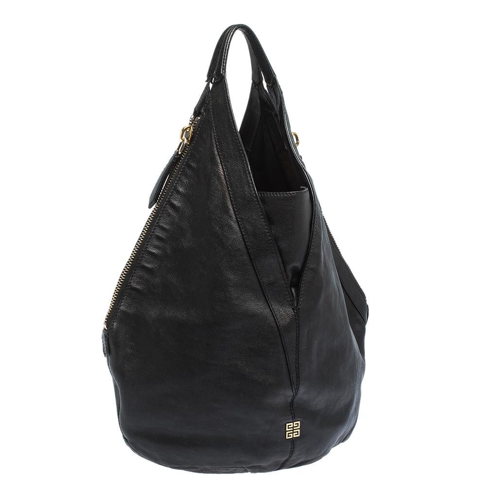 Givenchy Tihan Hobo aus schwarzem Leder im Zustand „Relativ gut“ in Dubai, Al Qouz 2