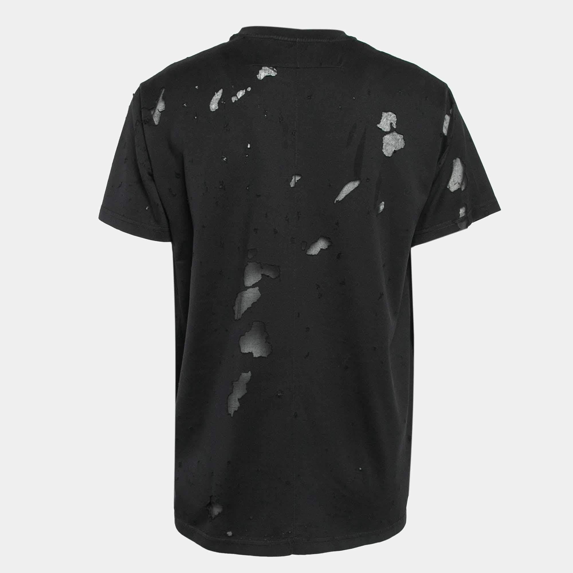 Elevate your everyday style with this meticulously crafted T shirt by Givenchy. Impeccable tailoring ensures a perfect fit while the breathable fabric offers unparalleled ease. The creation fuses fashion and comfort seamlessly.