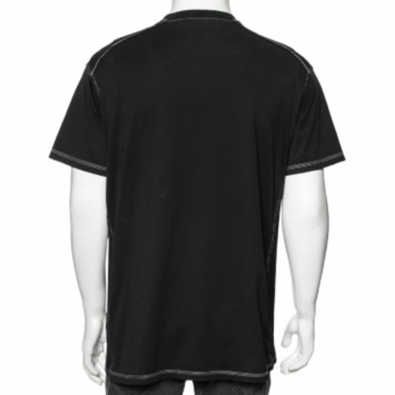 Comoda ed elegante, la rifinitura laterale conferisce a questa t-shirt Givenchy un contrasto accattivante. Realizzata in cotone, presenta una stampa con logo sul davanti, maniche corte e scollo sottile. Abbinalo ai jeans per un look elegante.
