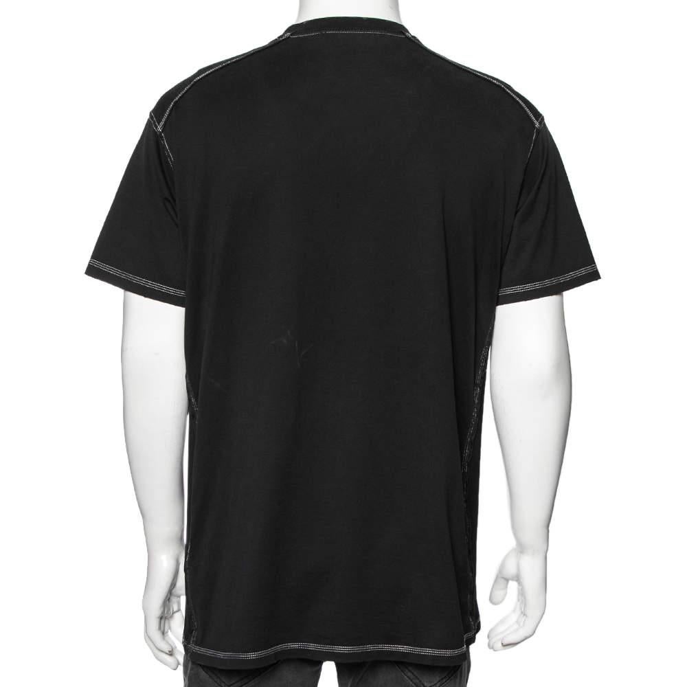 Comfortable and stylish, the side trim detailing gives this Givenchy t-shirt an attractive contrast. Crafted from cotton, the design has been highlighted with a logo print on the front and it features short sleeves and a fine neckline. Couple it up