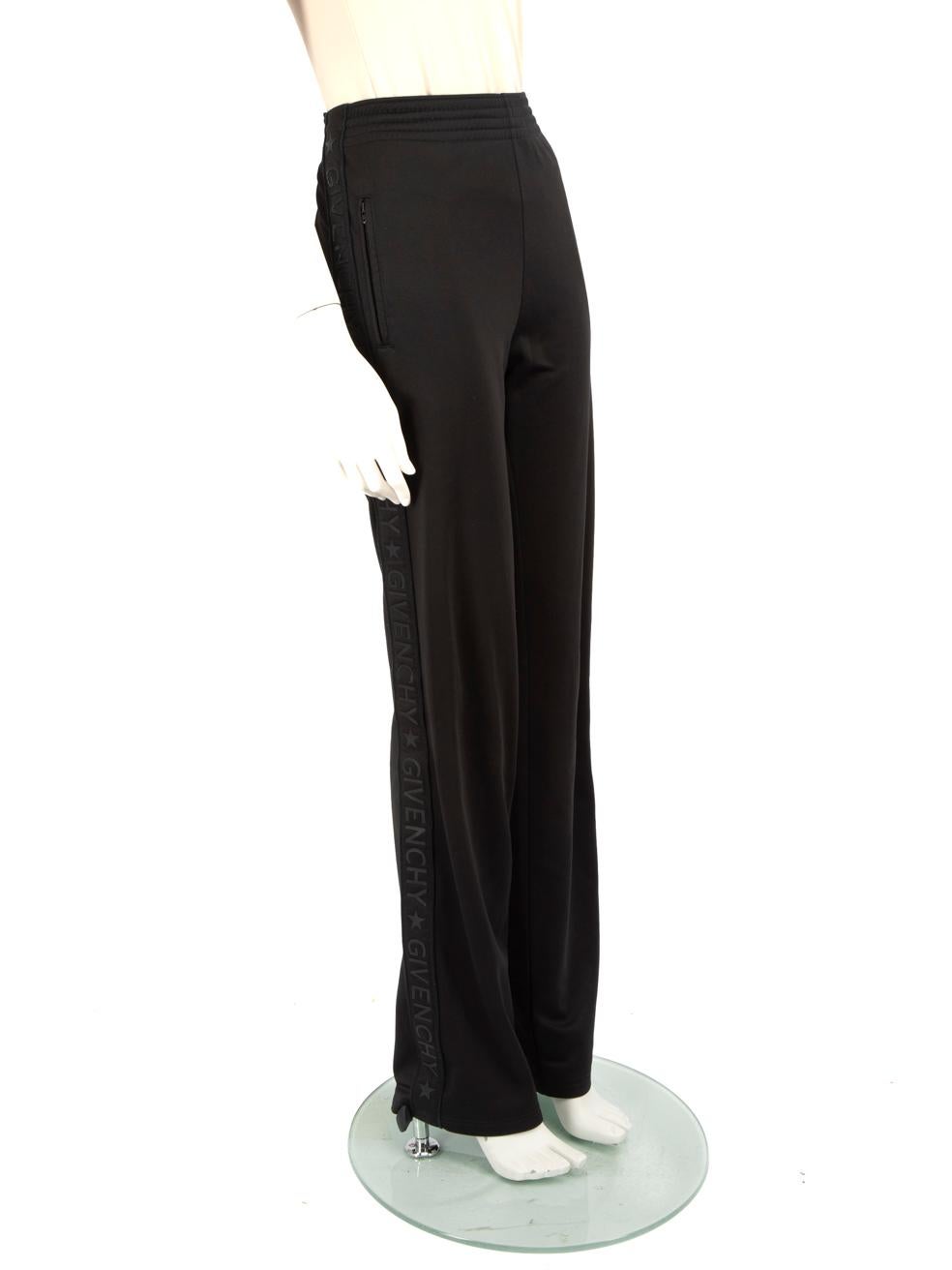 CONDIT ist sehr gut. Die Hose weist nur minimale Gebrauchsspuren auf. Verfärbungen an der Vorderseite des linken Hosenbeins, am Saum des linken Hosenbeins und an der Rückseite des rechten Hosenbeins. Loses Designer Label auf der Rückseite des