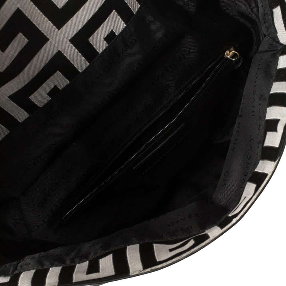 Tasche von Givenchy mit schwarzem Monogramm aus Segeltuch und geprägter Lederschnalle und Klappe oben 5