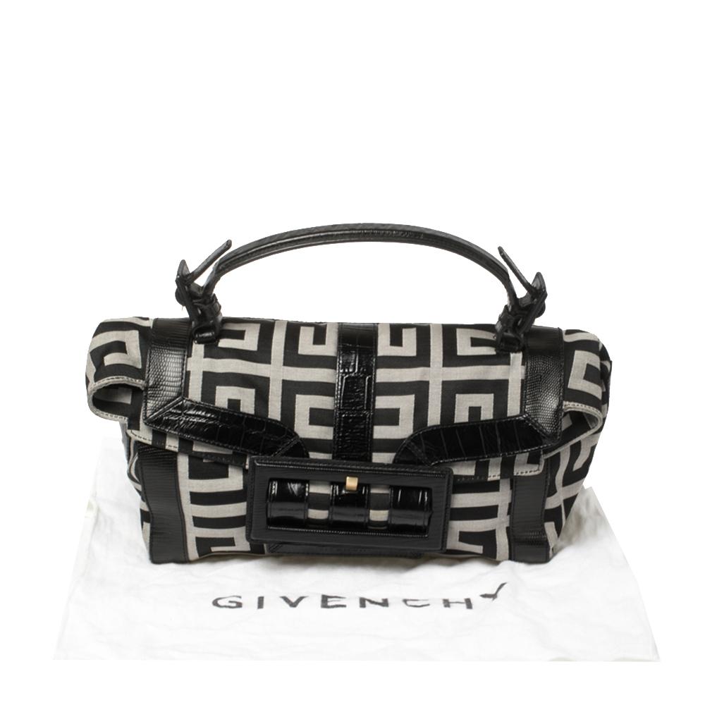 Tasche von Givenchy mit schwarzem Monogramm aus Segeltuch und geprägter Lederschnalle und Klappe oben 6
