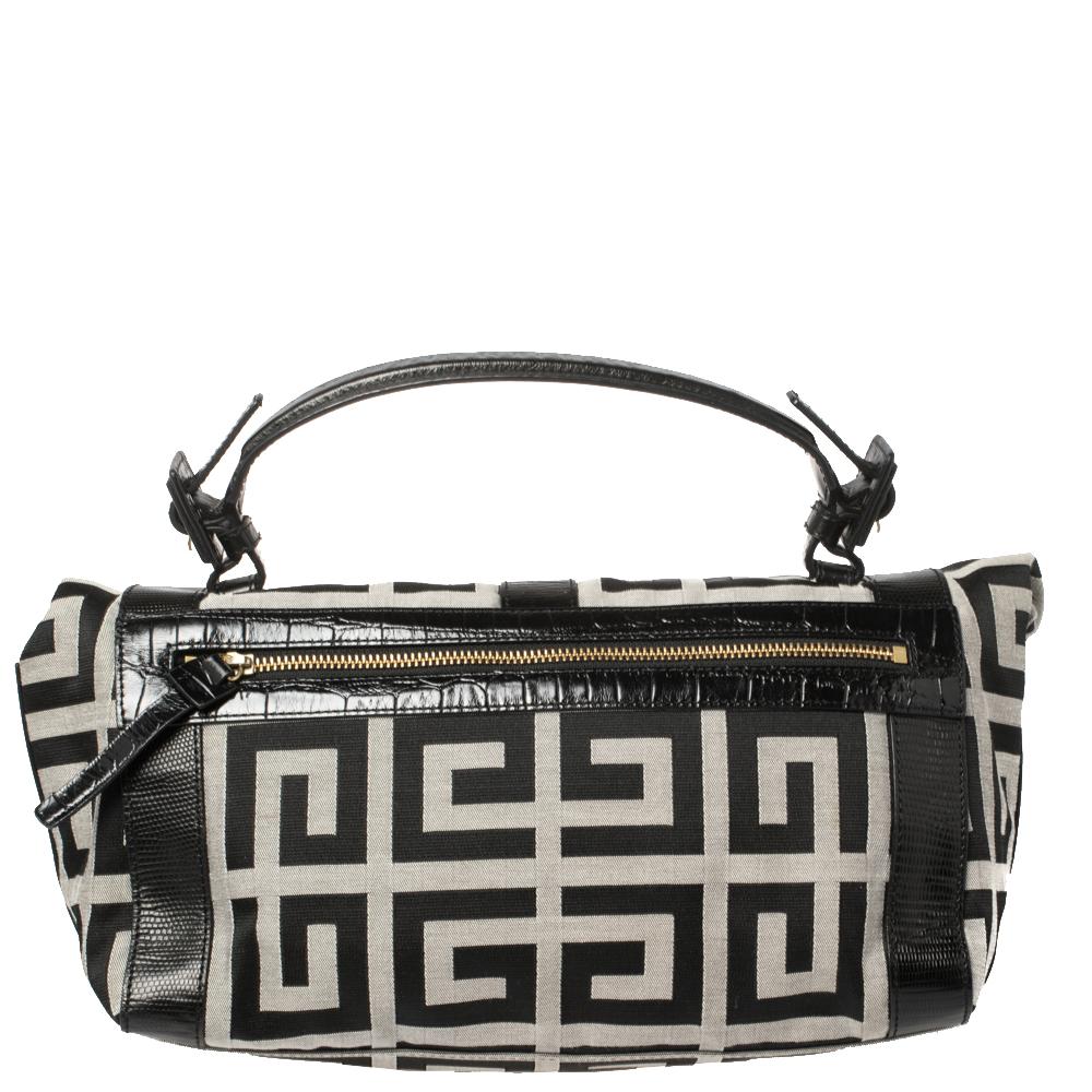 Diese Tasche von Givenchy ist die perfekte Ergänzung für alle Ihre Outfits! Die Tasche ist aus Canvas mit Monogramm gefertigt und mit geprägten Lederbesätzen verziert. Sie verfügt über einen Tragegriff, und in dem mit Nylon gefütterten Innenraum