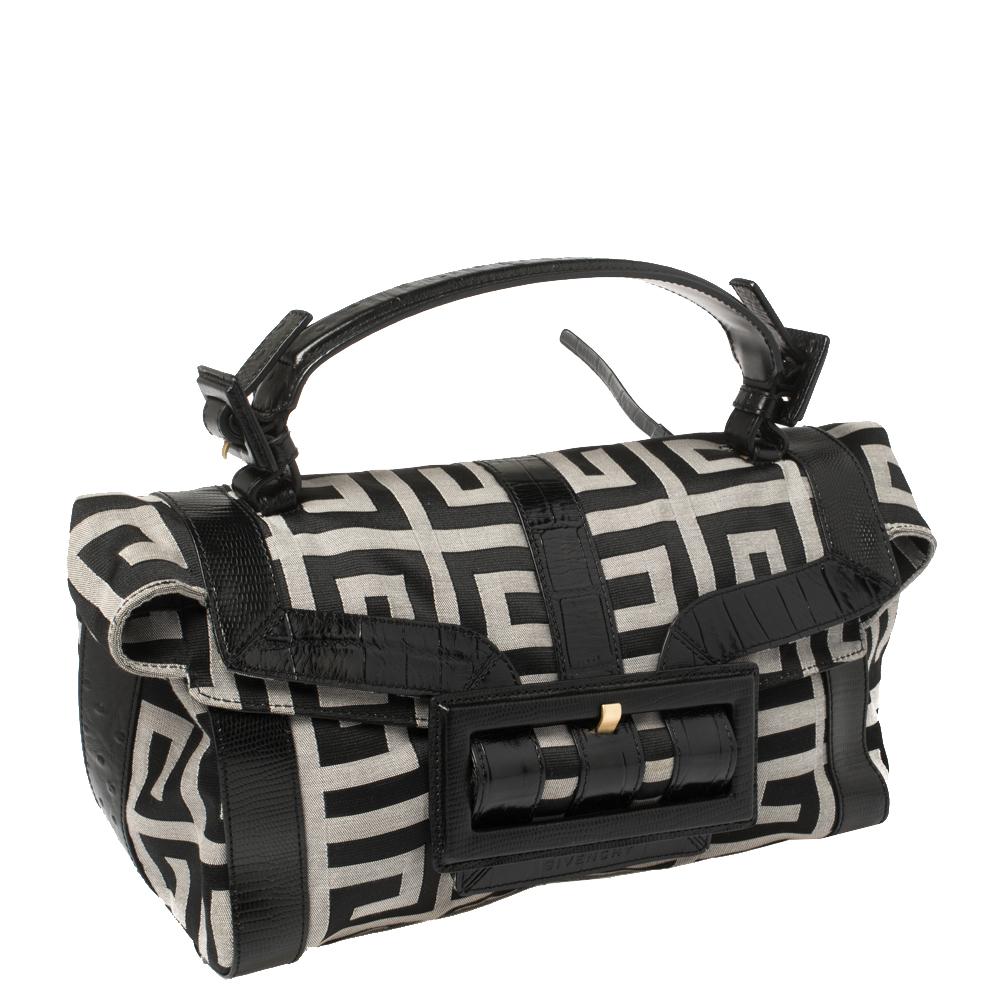 Tasche von Givenchy mit schwarzem Monogramm aus Segeltuch und geprägter Lederschnalle und Klappe oben im Zustand „Gut“ in Dubai, Al Qouz 2