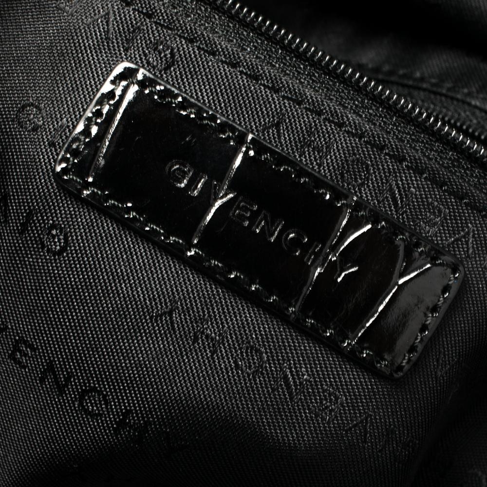 Tasche von Givenchy mit schwarzem Monogramm aus Segeltuch und geprägter Lederschnalle und Klappe oben 1