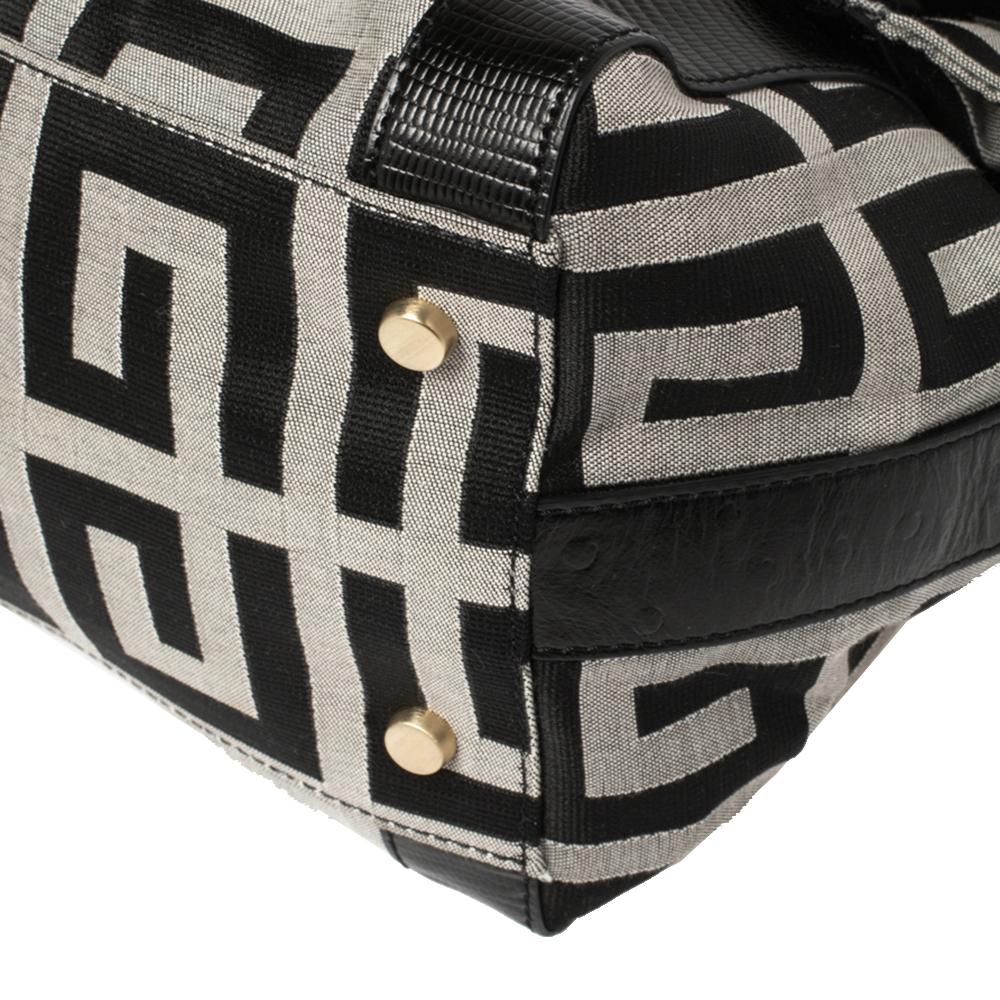 Tasche von Givenchy mit schwarzem Monogramm aus Segeltuch und geprägter Lederschnalle und Klappe oben 2
