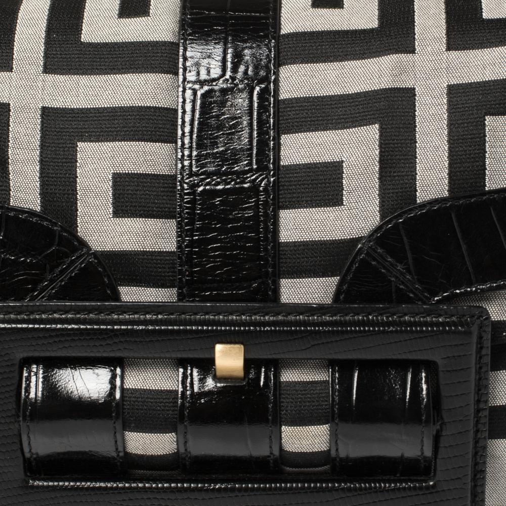 Tasche von Givenchy mit schwarzem Monogramm aus Segeltuch und geprägter Lederschnalle und Klappe oben 4