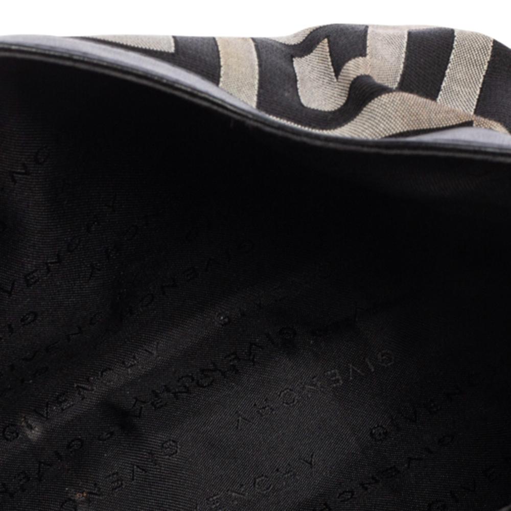 Givenchy Hobo aus Segeltuch mit schwarzem Monogramm und Lederschnalle 6
