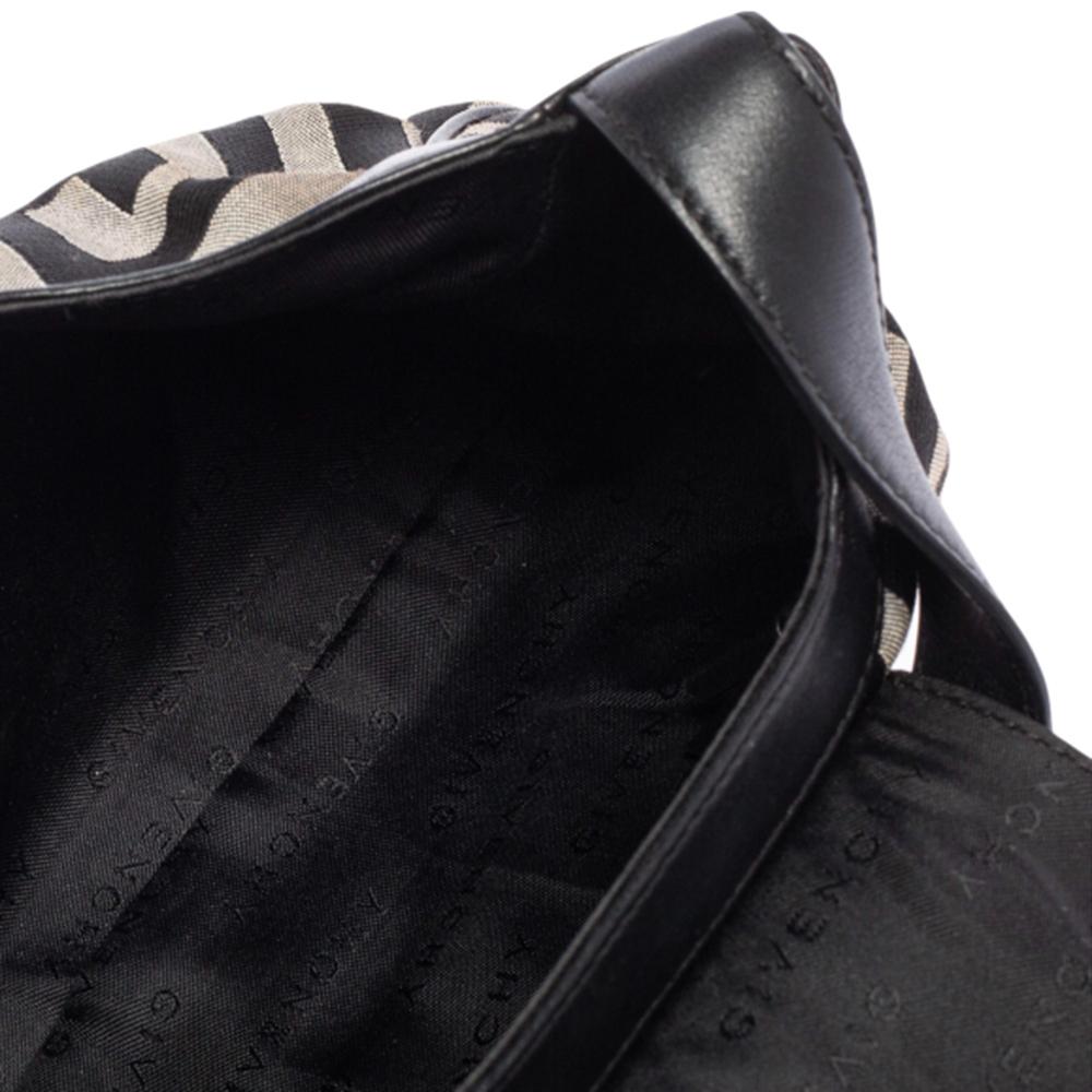 Givenchy Hobo aus Segeltuch mit schwarzem Monogramm und Lederschnalle 7