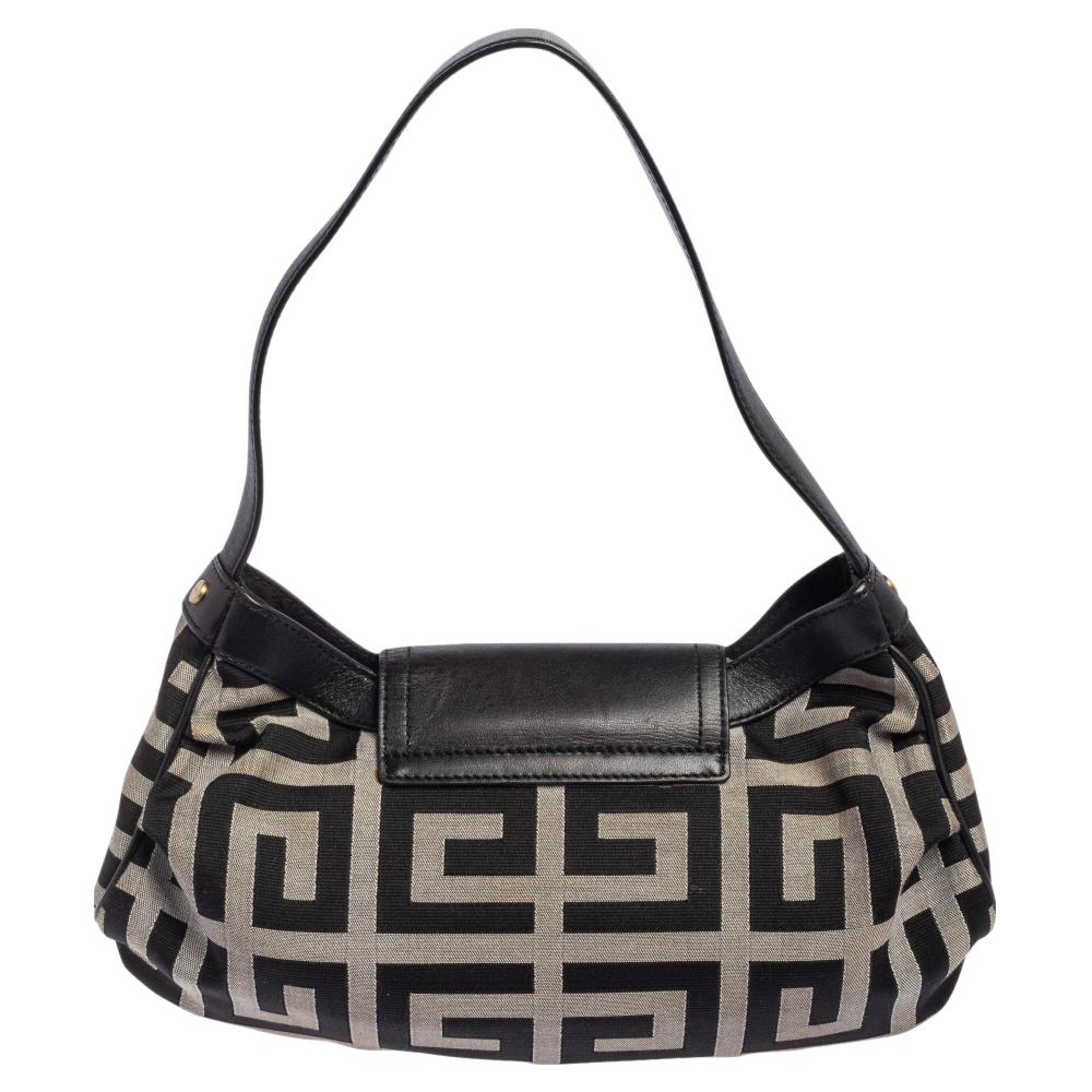 Fashioned with an eye-catching black Monogram canvas and leather on the exterior, this buckle-flap hobo is a reliable addition to your designer collection. As it is decorated with gold-toned hardware, it lends a classy aspect to its structure. This