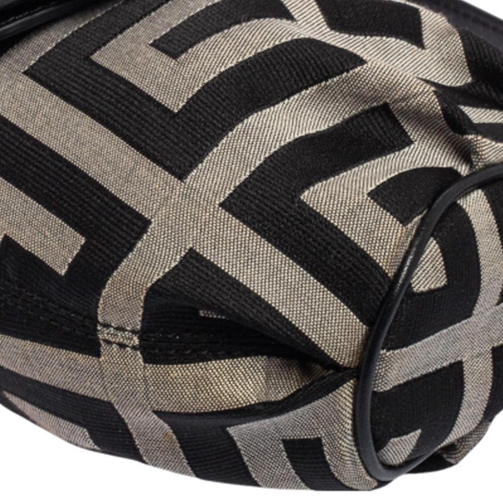 Givenchy Hobo aus Segeltuch mit schwarzem Monogramm und Lederschnalle 4