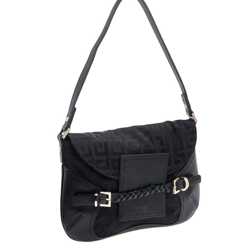 De conception classique et facile à tenir, ce sac à bandoulière de Givenchy vaut la peine d'être investi. Il est confectionné en toile Monogram, en cuir et avec des accessoires en métal doré. Le rabat s'ouvre sur un intérieur doublé de tissu pour