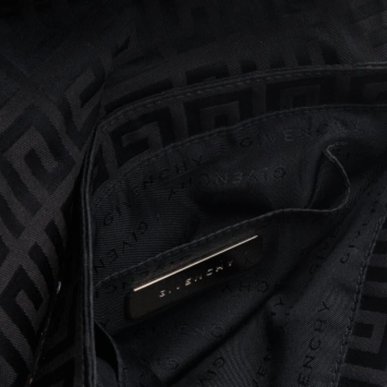 Givenchy Schwarze Umhängetasche aus Segeltuch und Leder mit Monogramm und Lederklappe Damen im Angebot