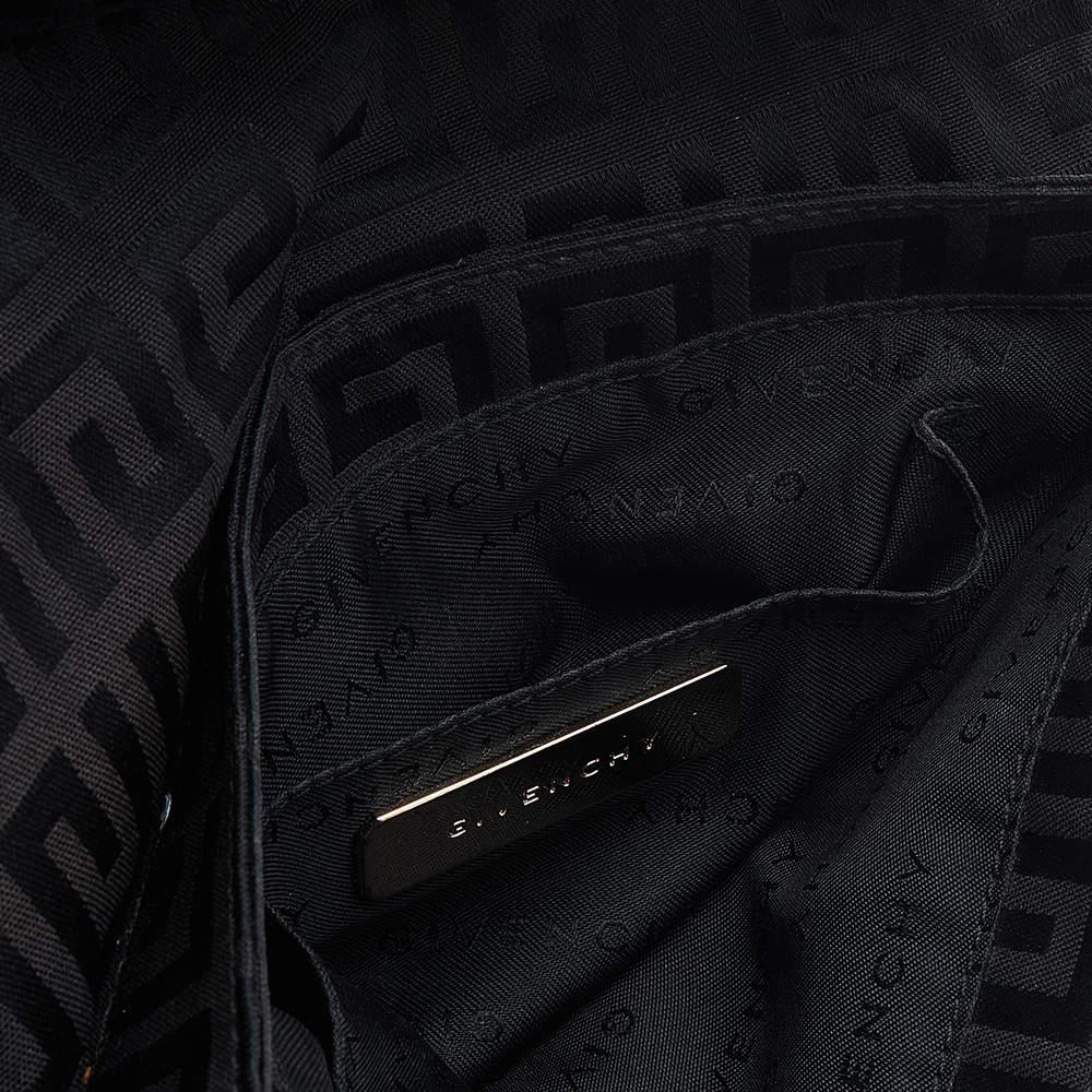 Givenchy Borsa a tracolla Monogram in tela e pelle nera con pattina In condizioni buone a Dubai, Al Qouz 2