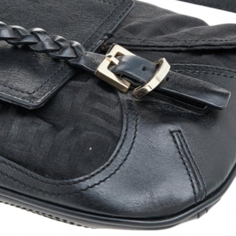 Givenchy Schwarze Umhängetasche aus Segeltuch und Leder mit Monogramm und Lederklappe im Angebot 2