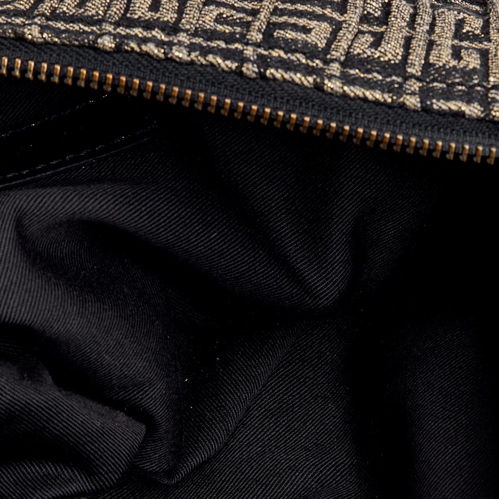 Givenchy - Sac baguette en toile monogrammée noire et cuir verni en vente 4