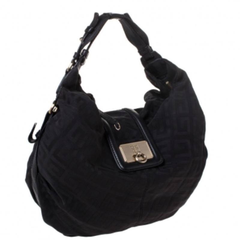 Made from a monogram coated canvas body, this bag can easily be styled with both off-duty and formal looks. This smartly designed bag has an interior lined with canvas lining. Givenchy presents a meticulously made handbag that comes with a single