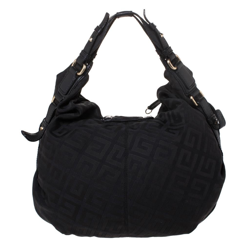 Die Tasche aus beschichtetem Canvas mit Monogramm lässt sich sowohl zu legeren als auch zu formellen Looks kombinieren. Diese elegant gestaltete Tasche ist innen mit Canvas gefüttert. Givenchy präsentiert eine sorgfältig gefertigte Handtasche mit