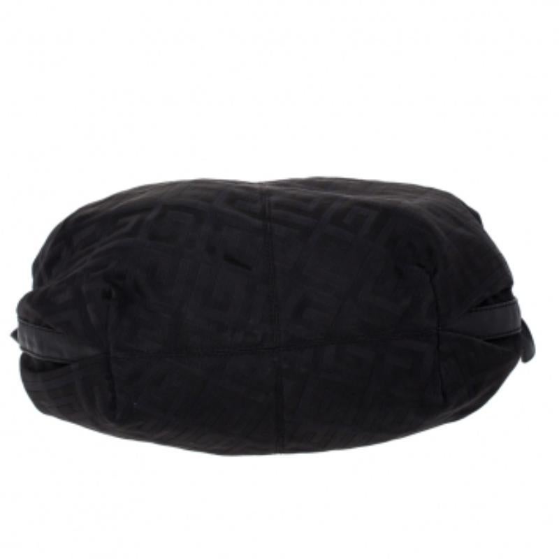 Givenchy Black Monogram Canvas Flap Hobo im Zustand „Relativ gut“ im Angebot in Dubai, Al Qouz 2