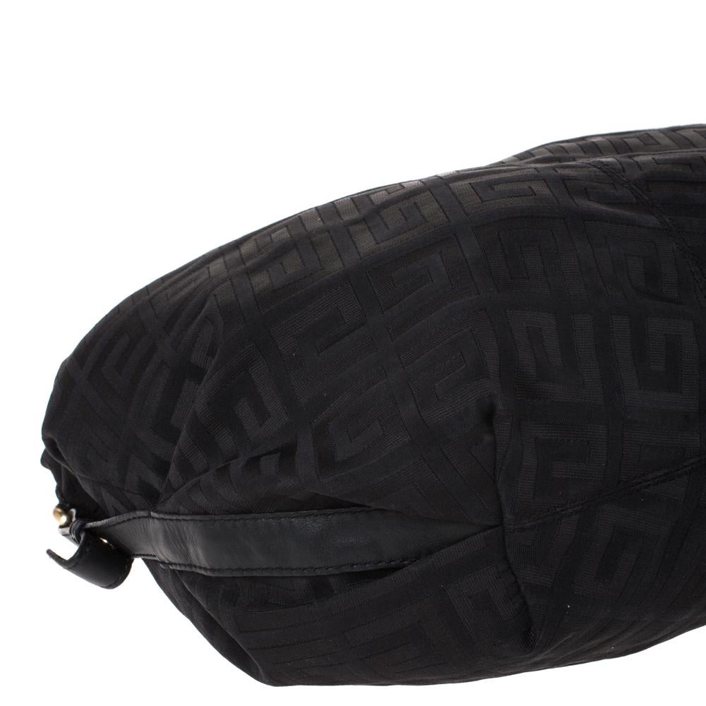 Schwarze Monogramm-Leinwandklappe Hobo von Givenchy 2