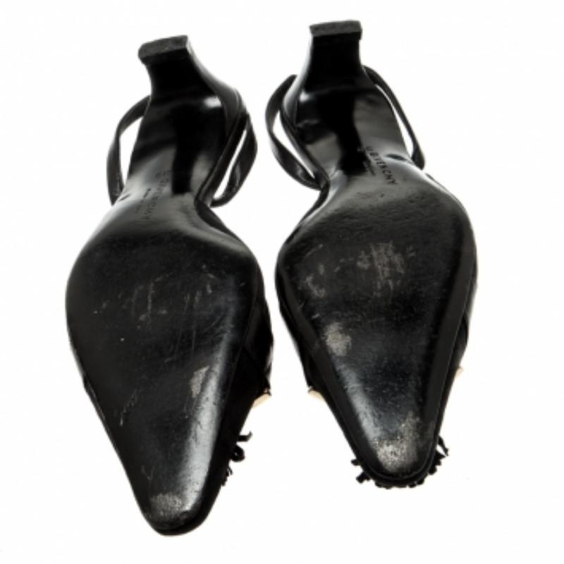 Regalati un look elegante senza sforzo con queste mules della casa Givenchy. Progettate magistralmente con un corpo in tela, sono caratterizzate da punte appuntite, nappe in pelle sulla tomaia e cinturini con lacci. Il paio è dotato di tacchi bassi