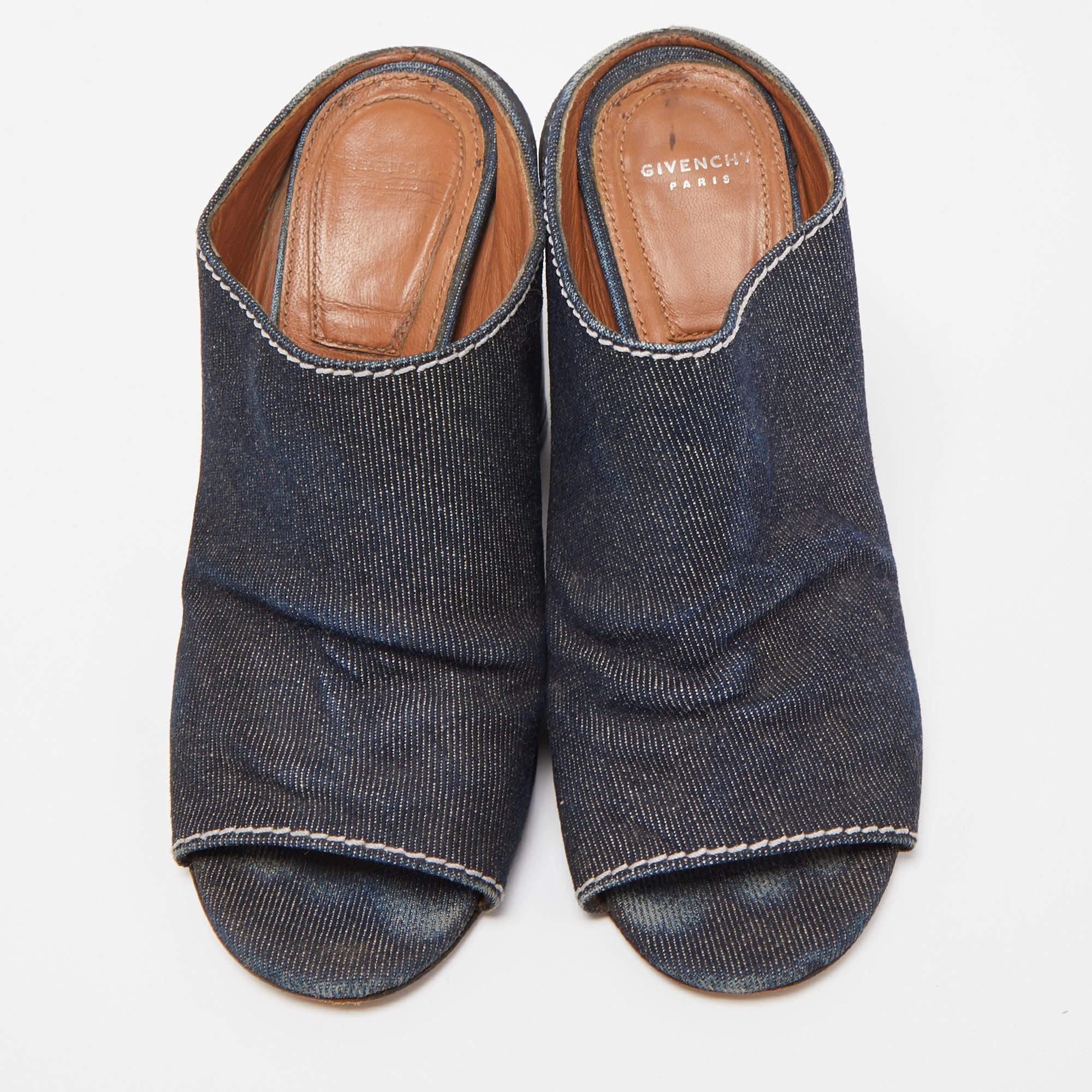 Givenchy Black/Navy Blue Denim and Leather Slide Size 36.5 In Fair Condition For Sale In Dubai, Al Qouz 2