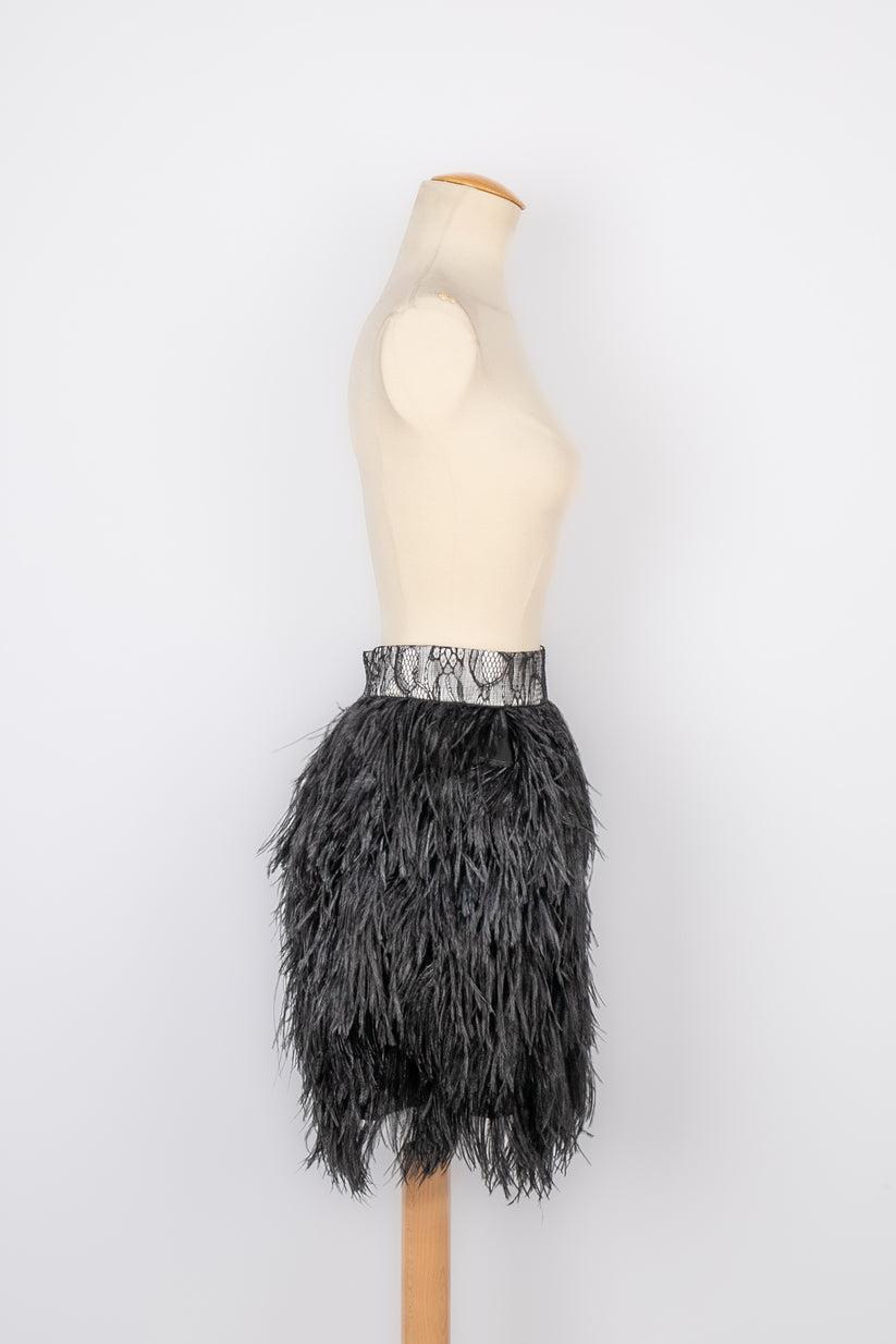 Givenchy - (Made in Italy) Black ostrich feather skirt. 36FR size indicated.

Additional information: 
Condition: Very good condition
Dimensions: Waist: 32 cm - Hips: 48 cm - Length: 45 cm

Seller Reference: FJ52