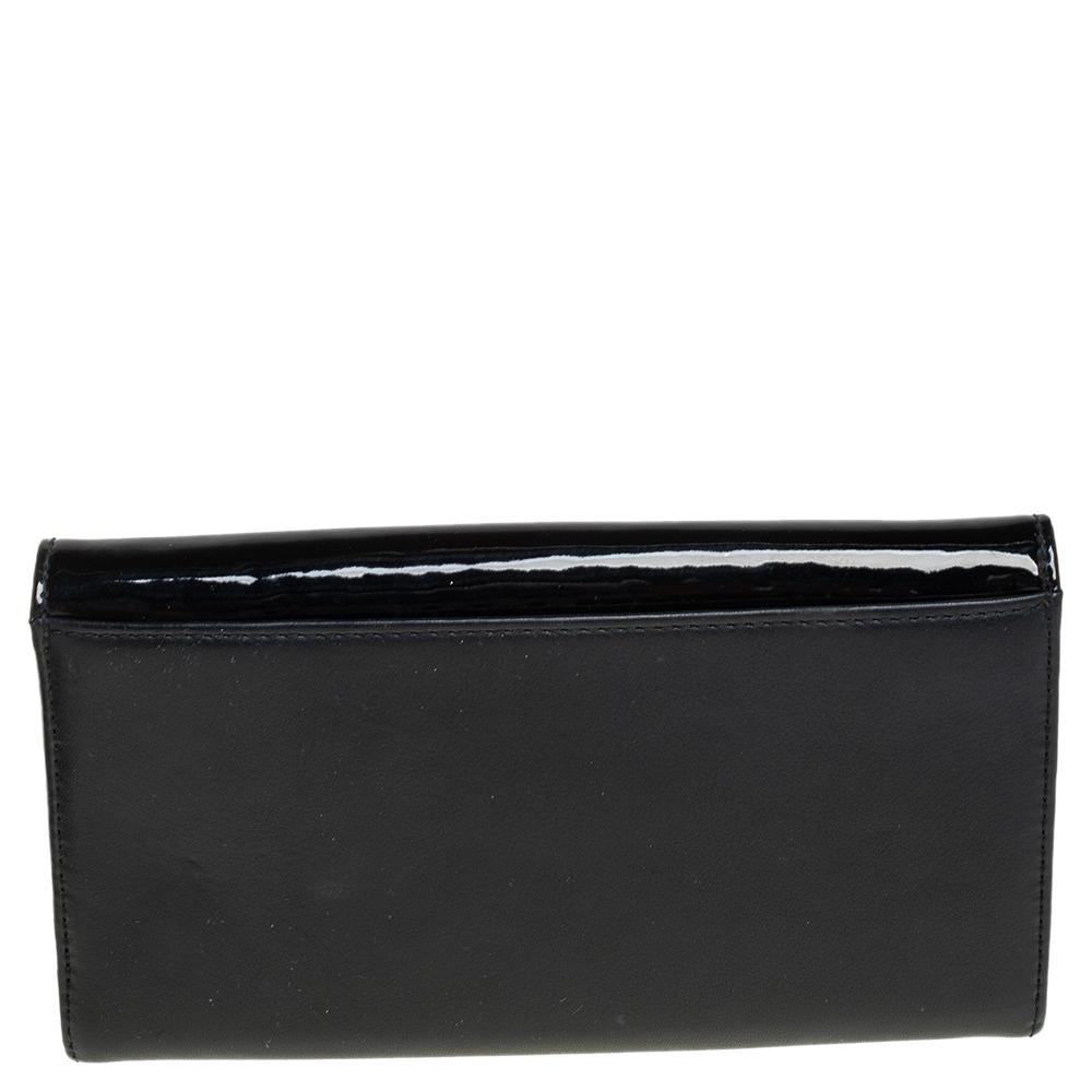 Your everyday essentials can be carried effortlessly in this Givenchy Continental wallet. Crafted using black leather, the flap-style wallet features multiple card slots, a zip pocket, and open bill compartments.

