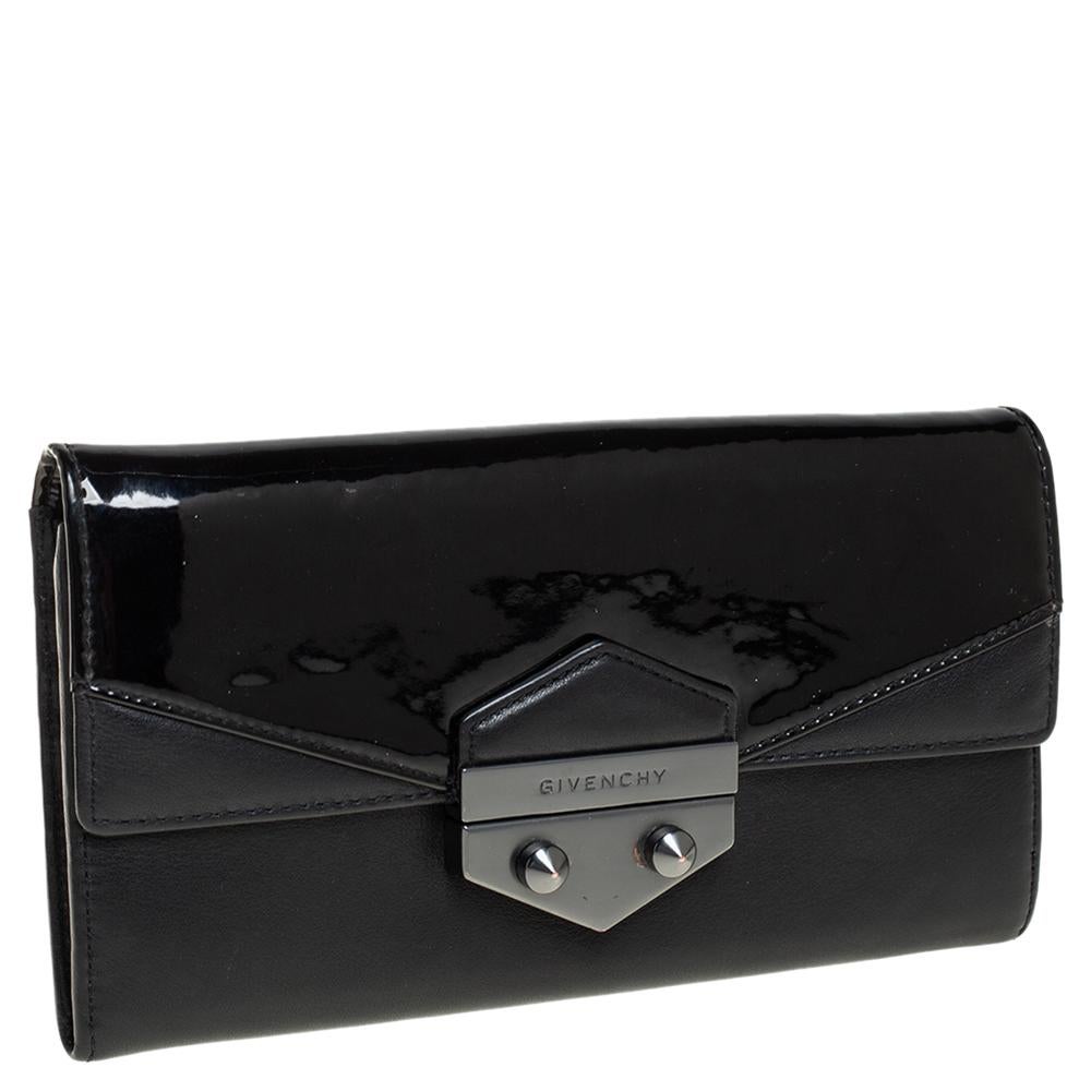 Givenchy Black Patent and Leather Flap Continental Wallet In Good Condition In Dubai, Al Qouz 2