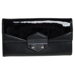 Givenchy Portemonnaie aus schwarzem Lack und Leder mit Klappe