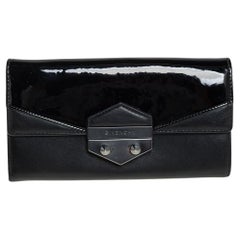Cartera Continental Givenchy de charol y piel negra con solapa
