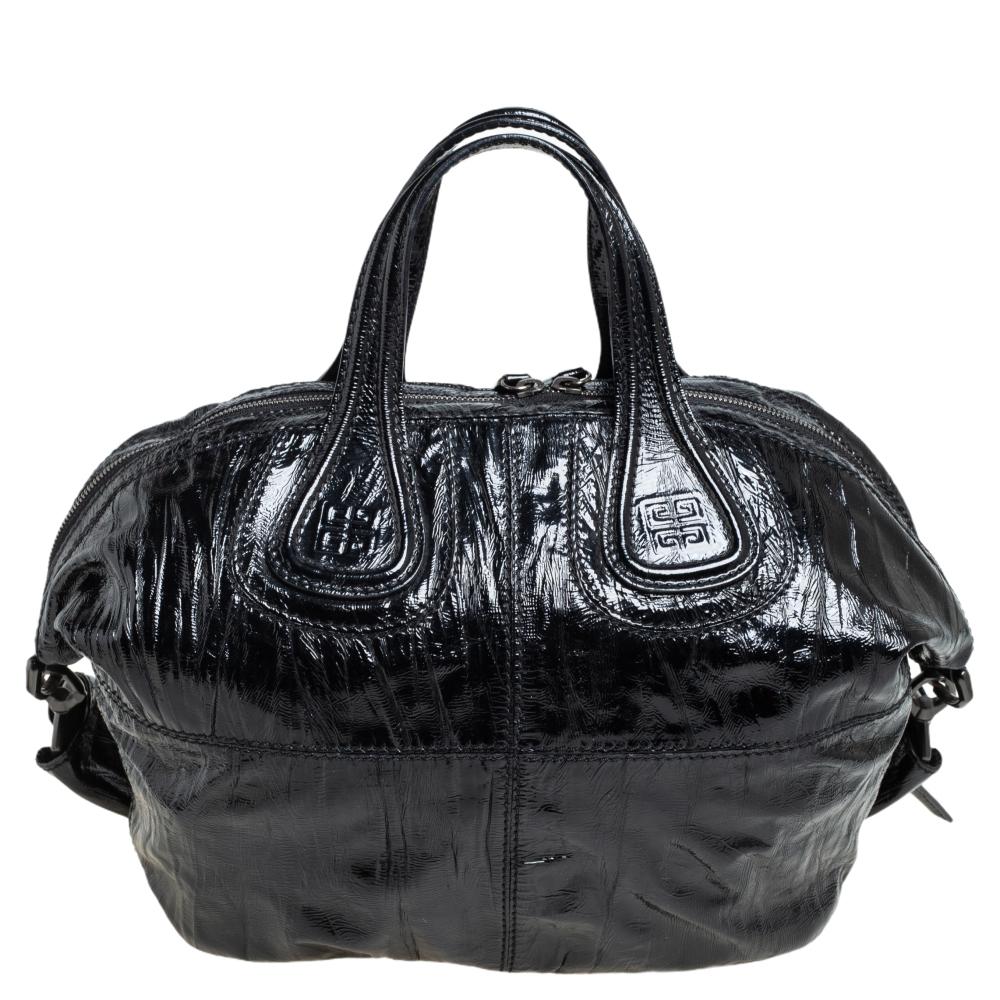 Excellently crafted from patent leather, this Nightingale tote from Givenchy is a creation that is ideal for daily use and on your travels. It features two top handles, a shoulder strap, and a spacious fabric interior to dutifully hold your