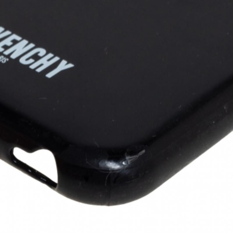 This durable phone case from Givenchy is for iPhone 6 users. It is made using black plastic and designed with the logo on the front and side. This cover is made to protect your phone while complementing your style at the same time.
