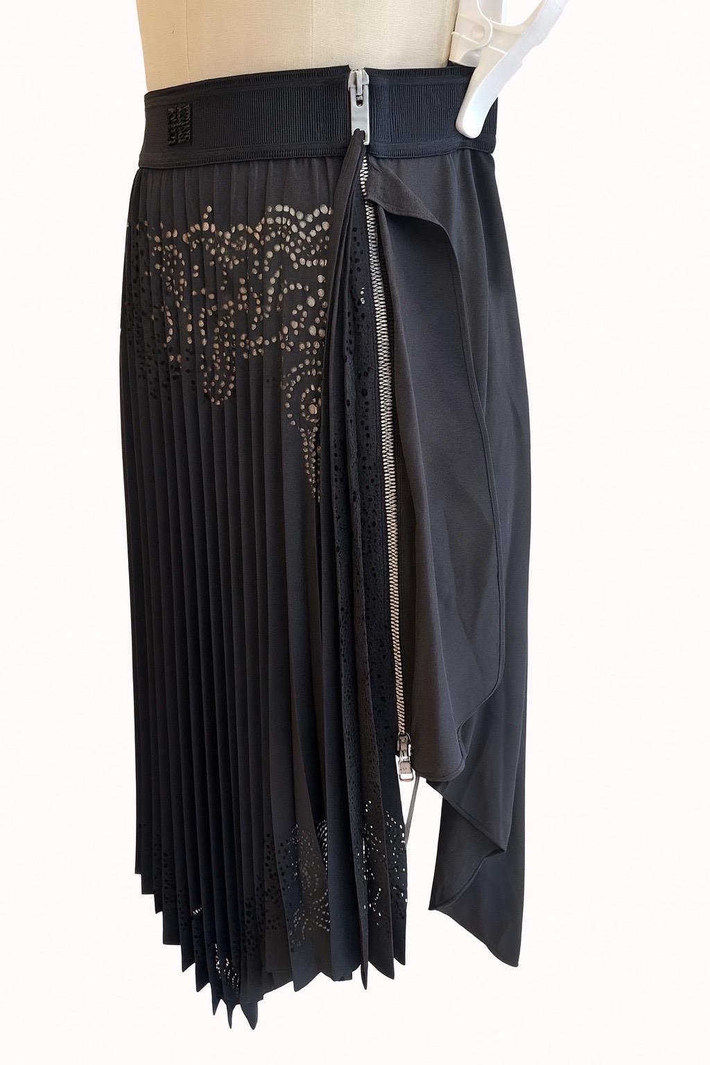 Givenchy Falda asimétrica plisada negra con adornos de tachuelas SS2019 Talla 38 en Excelente estado para la venta en Woodland Hills, CA