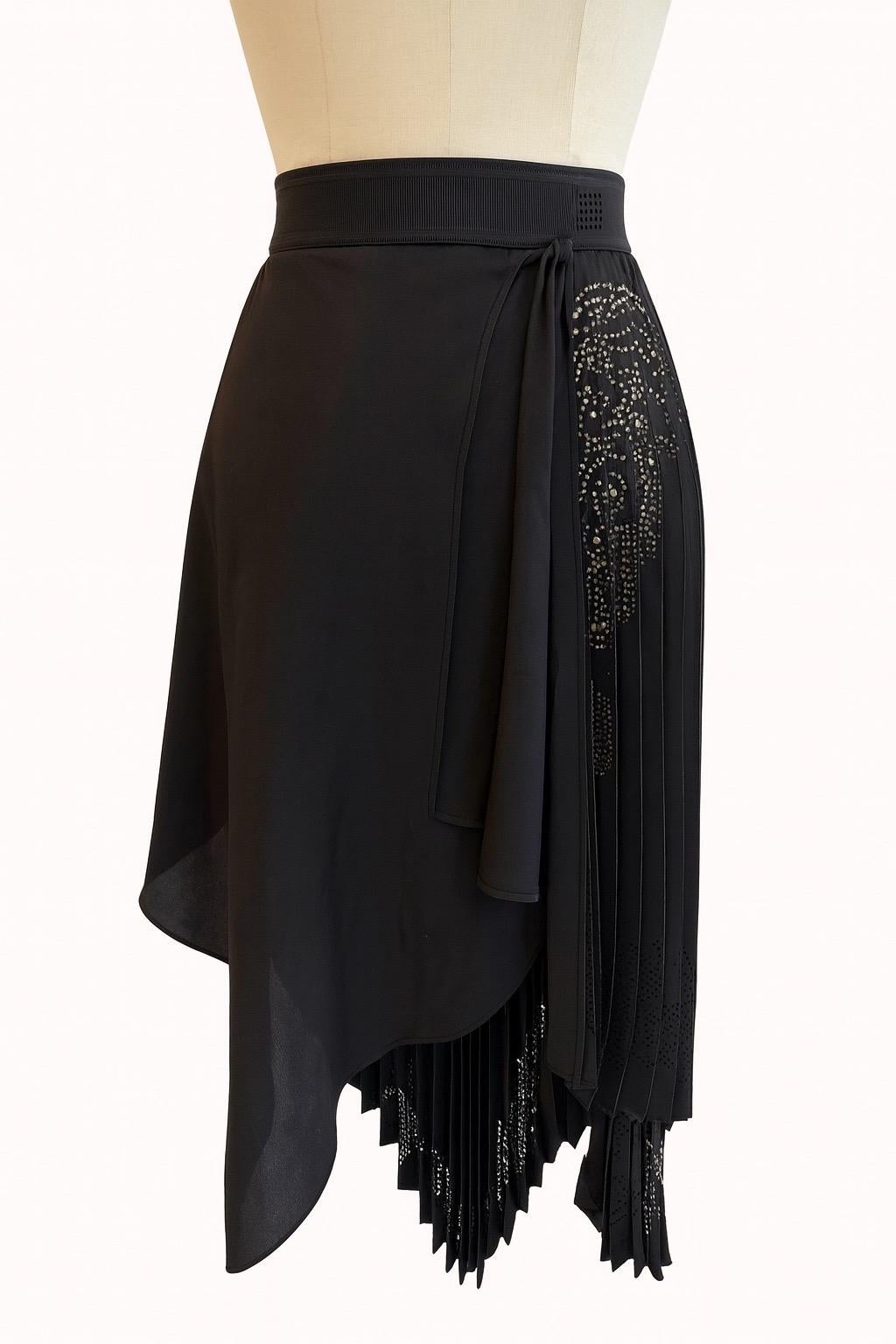 De las mujeres Givenchy Falda asimétrica plisada negra con adornos de tachuelas SS2019 Talla 38 en venta
