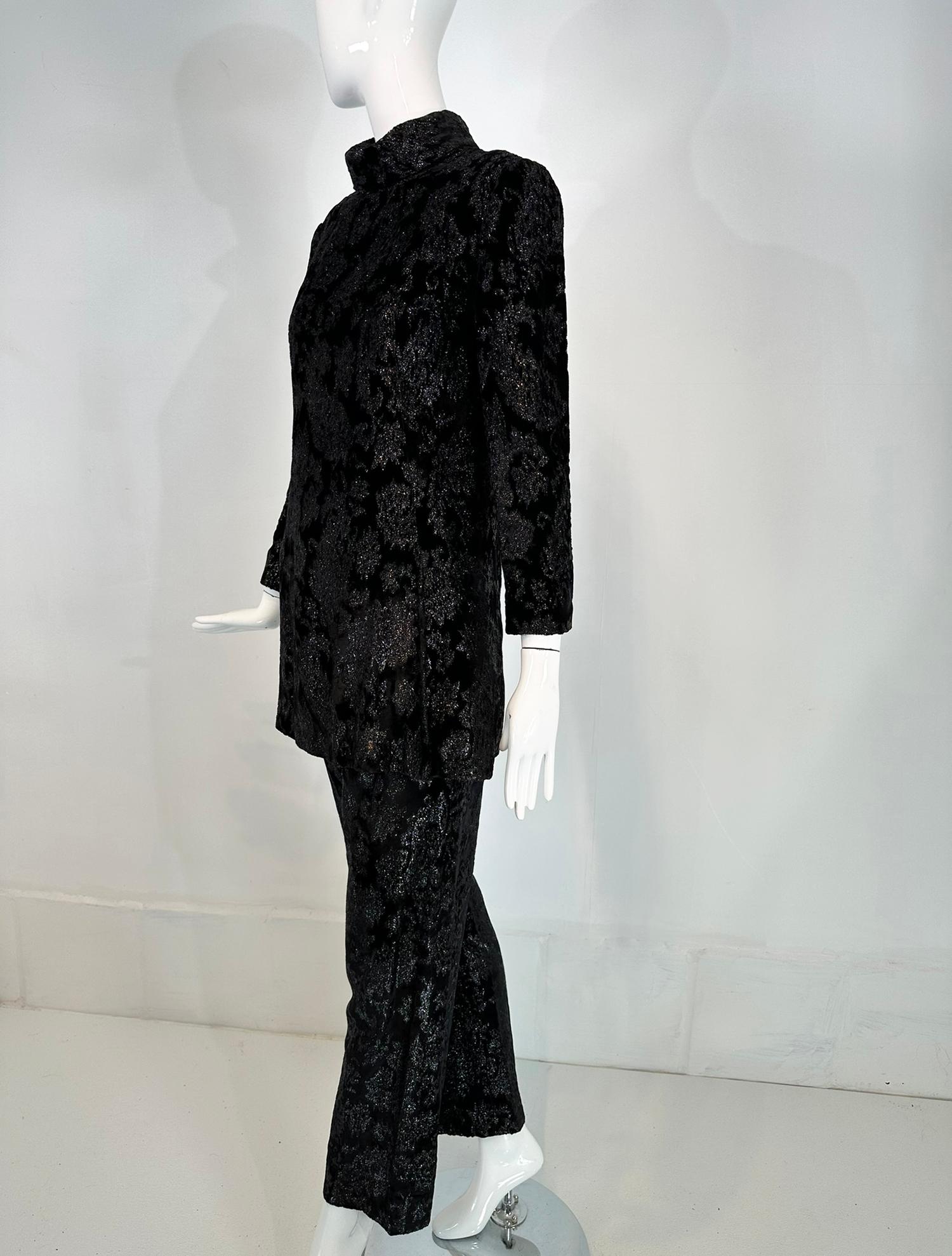 Ensemble tunique et pantalon en velours découpé à coutures princesse pailleté Givenchy noir 1970 en vente 8