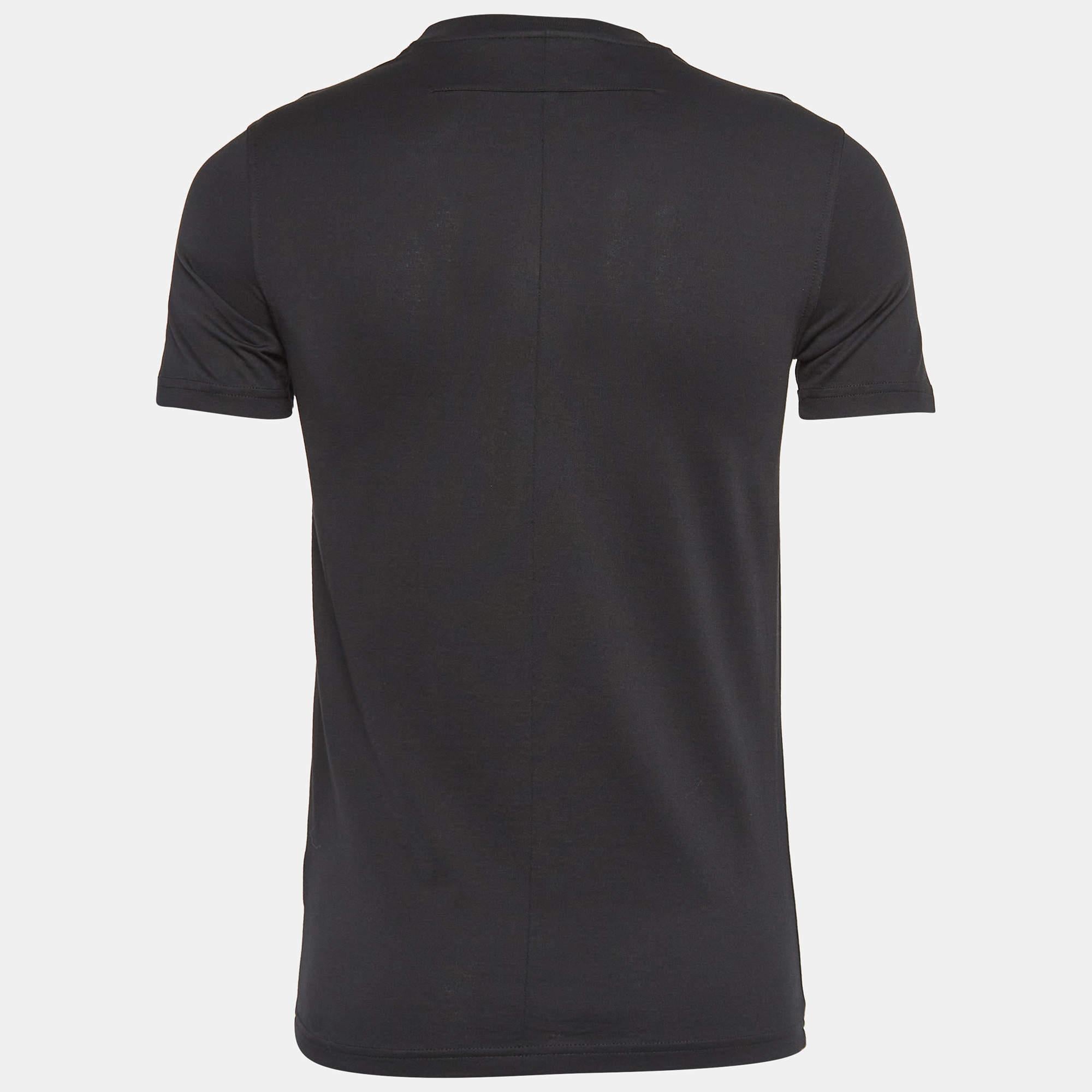 Short sleeves a straight hemline and a large front print help create this Givenchy T shirt. It is made of cotton to deliver an effortless wearing experience.
