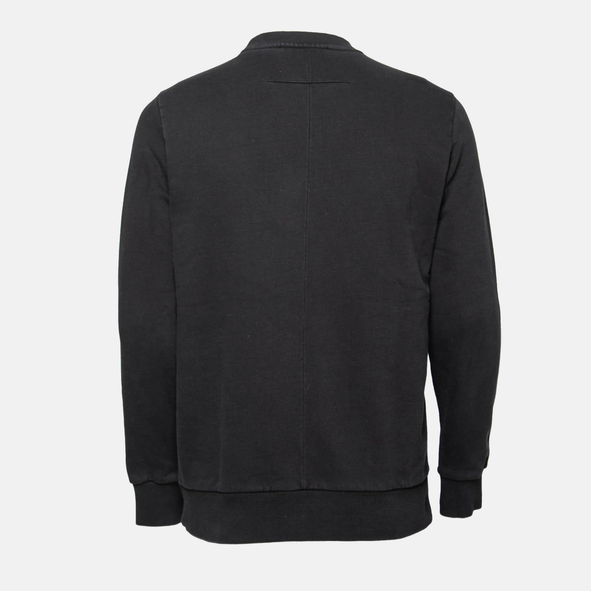 Givenchy's sweatshirt will make you look effortlessly trendy and stylish! It is made from black cotton, with contrasting prints highlighting the front. It flaunts a relaxed fit, a crewneck, and long sleeves. For a smart look, pair this Givenchy