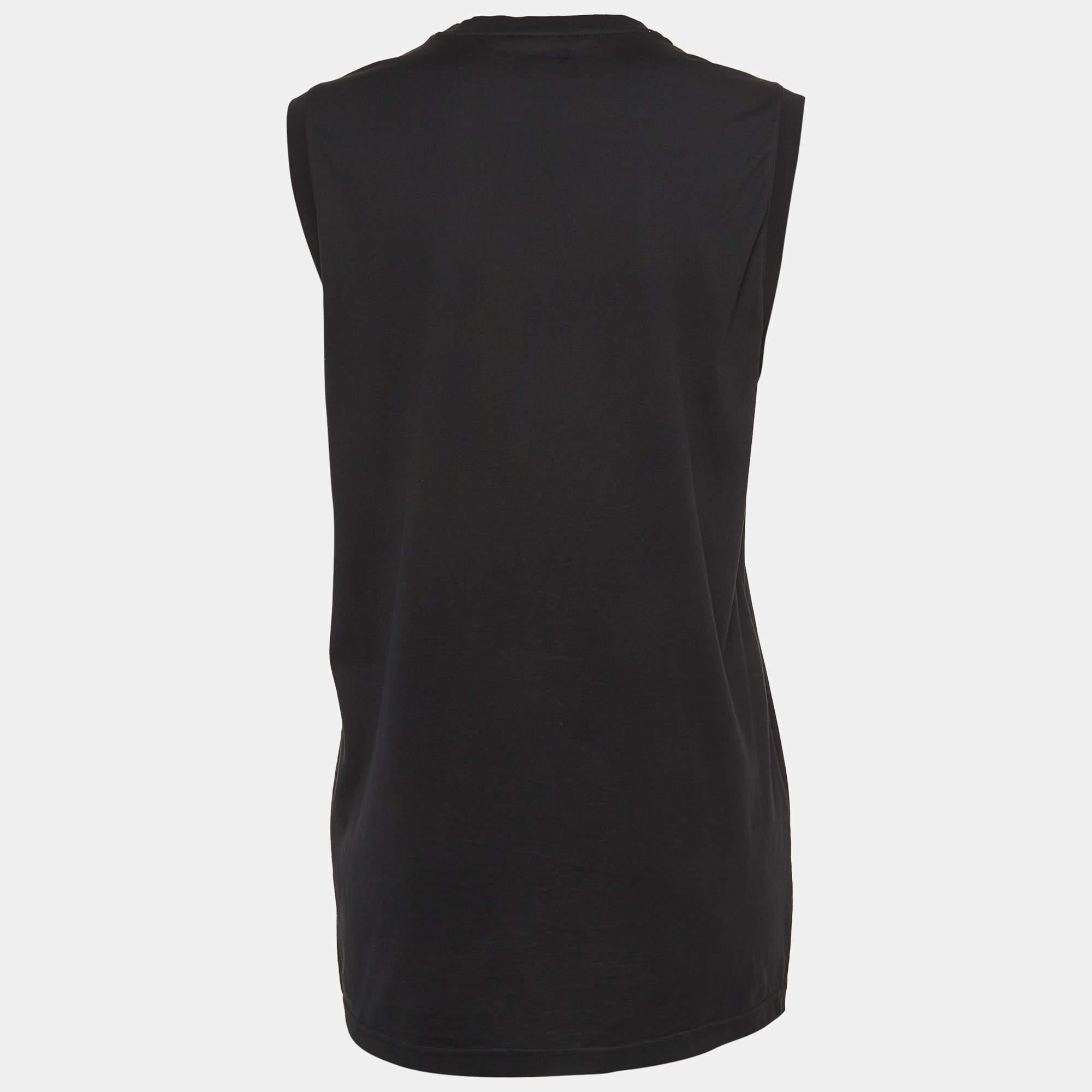 Find great style and comfort while wearing this designer top. Tailored using the best fabrics, the creation has been given immense detail. Style it with a pair of jeans and flats.