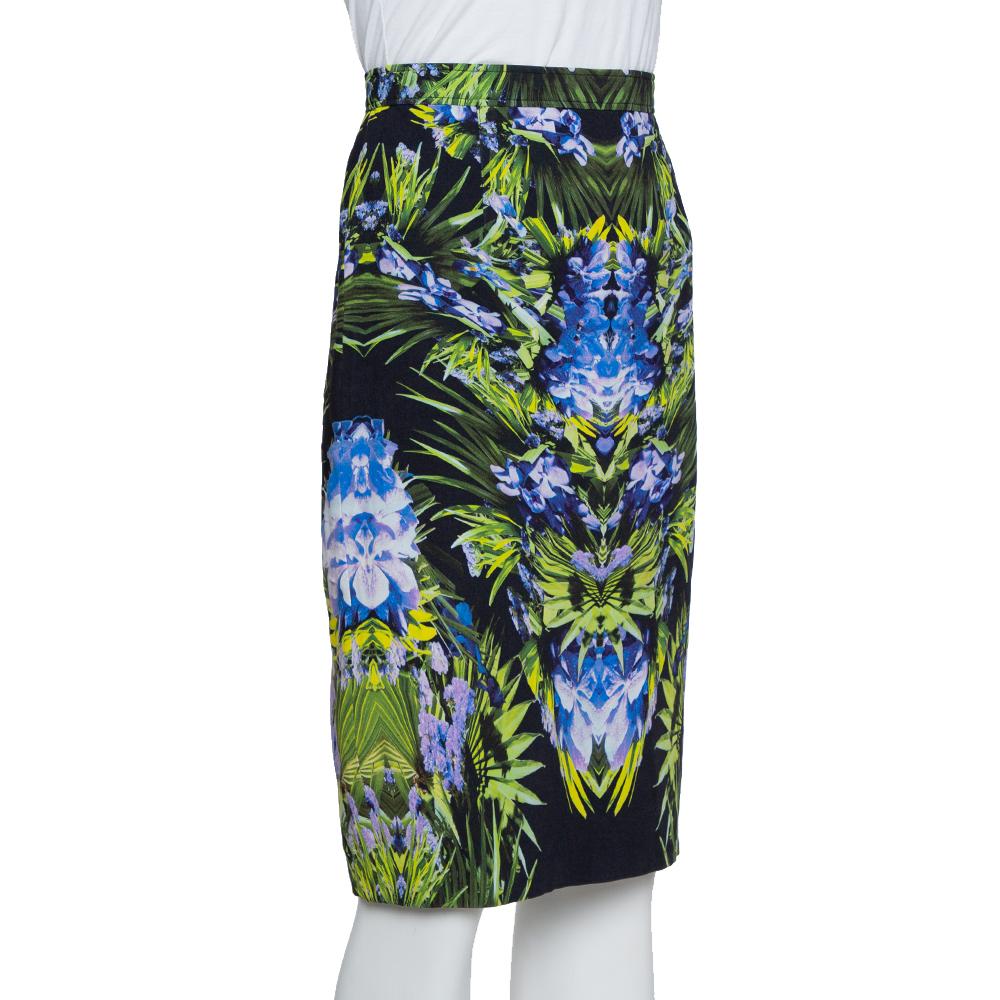 Esta preciosa falda es de Givenchy. Está diseñado para aportar un toque de feminidad y estilo sin esfuerzo. Fabricado con materiales de calidad, se presenta en un bonito tono negro y con un llamativo estampado. Tienen cierre de cremallera y una