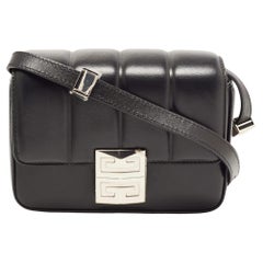 Givenchy Schwarze Crossbody-Tasche aus gestepptem Leder mit 4G-Logo und Klappe