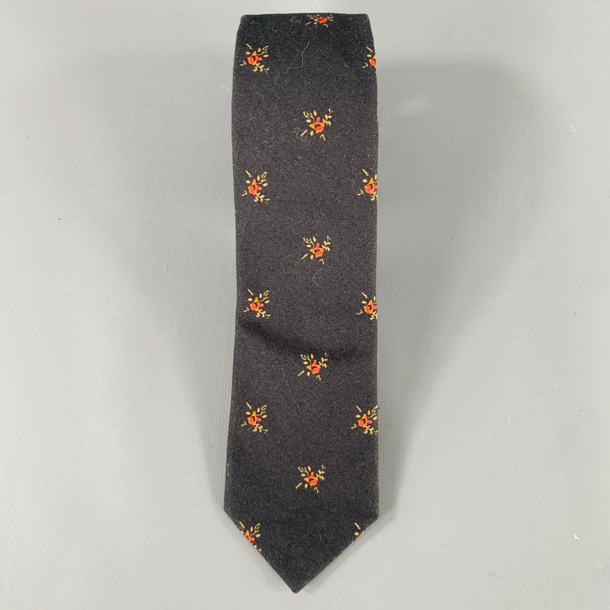 GIVENCHY
necktie in a black cotton woven fabric featuring a narrow style and red floral print. Made in Italy.Very Good Pre-Owned Condition.Width: 2.5 inches Length: 60 inches 
  
  
 
Sui Generis Reference: 133479
Category: Tie
More Details
   