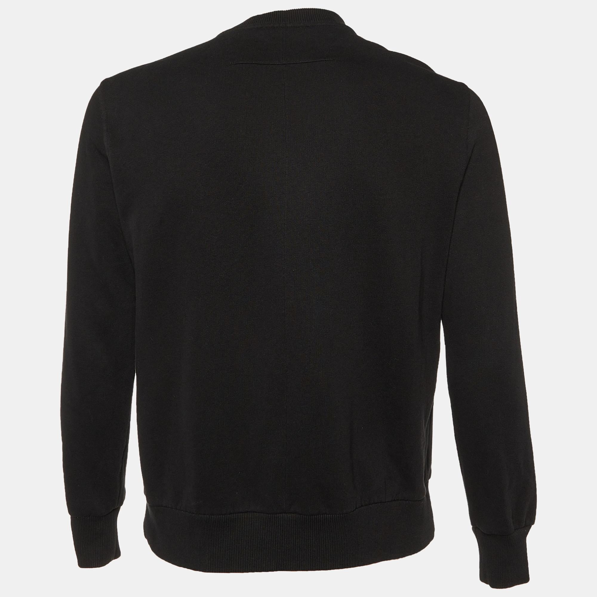 Whether you want to go out on casual outings with friends or just want to lounge around, this sweatshirt is a versatile piece and can be styled in many ways. It has been made using fine fabric.