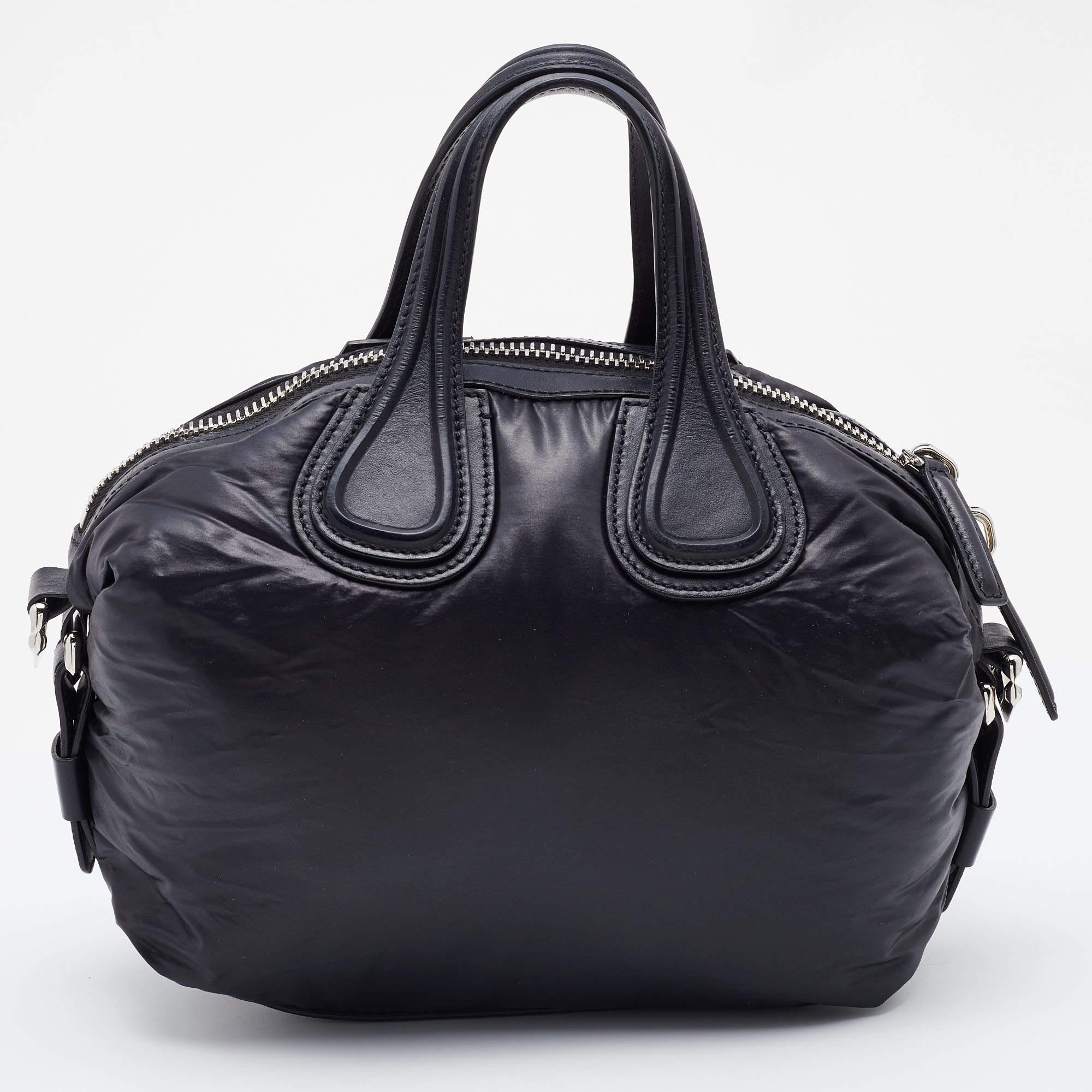 Displaying exquisite craftsmanship, this fabulous bag will certainly live up to your expectations. Featuring a chic design, it is made from luxe materials and has a roomy interior for carrying your essentials.

Includes: Original Dustbag, Detachable
