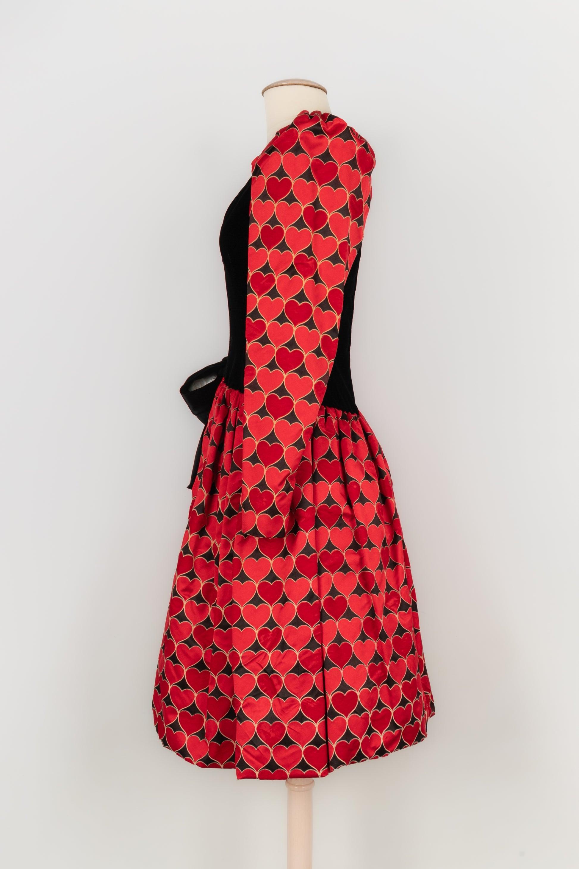 Givenchy - (Made in France) Schwarzes Haute Couture Kleid aus Satin und Samt, verziert mit roten Herzen und einer großen schwarzen Satinschleife. Kein Größen- oder Zusammensetzungsetikett, es passt einer 34FR/36FR. Ein Stück aus den 1980er